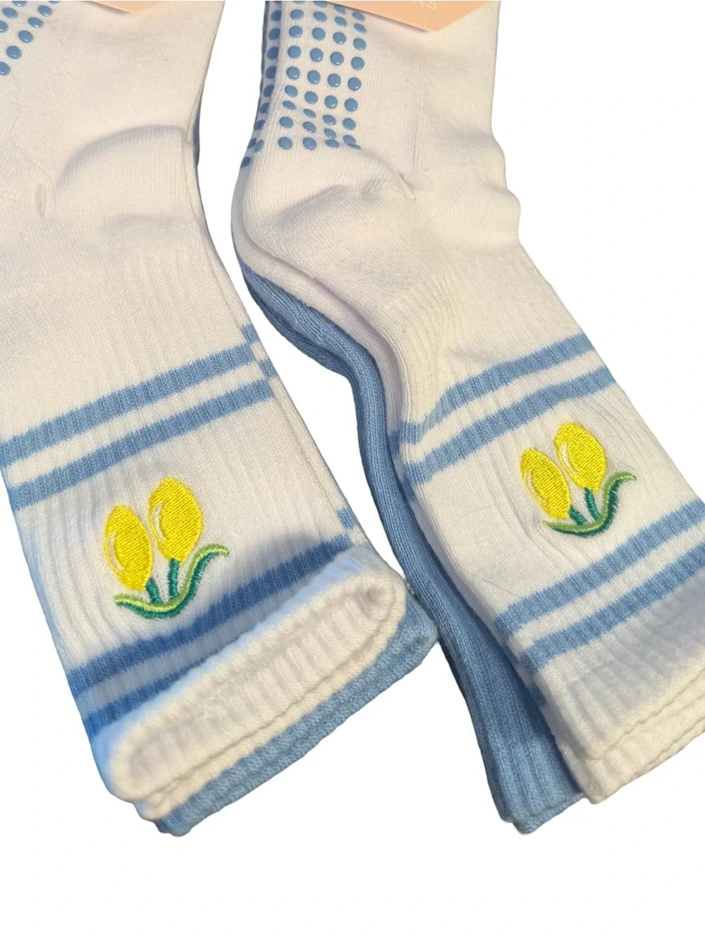 WILDFOX NWT 4 Pairs White Crew Grip Socks Lemon Embroidery & Light Blue Socks